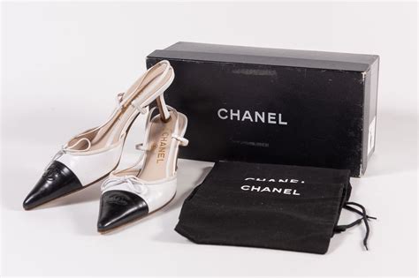 scarpa chanel bianche e nere con fiori